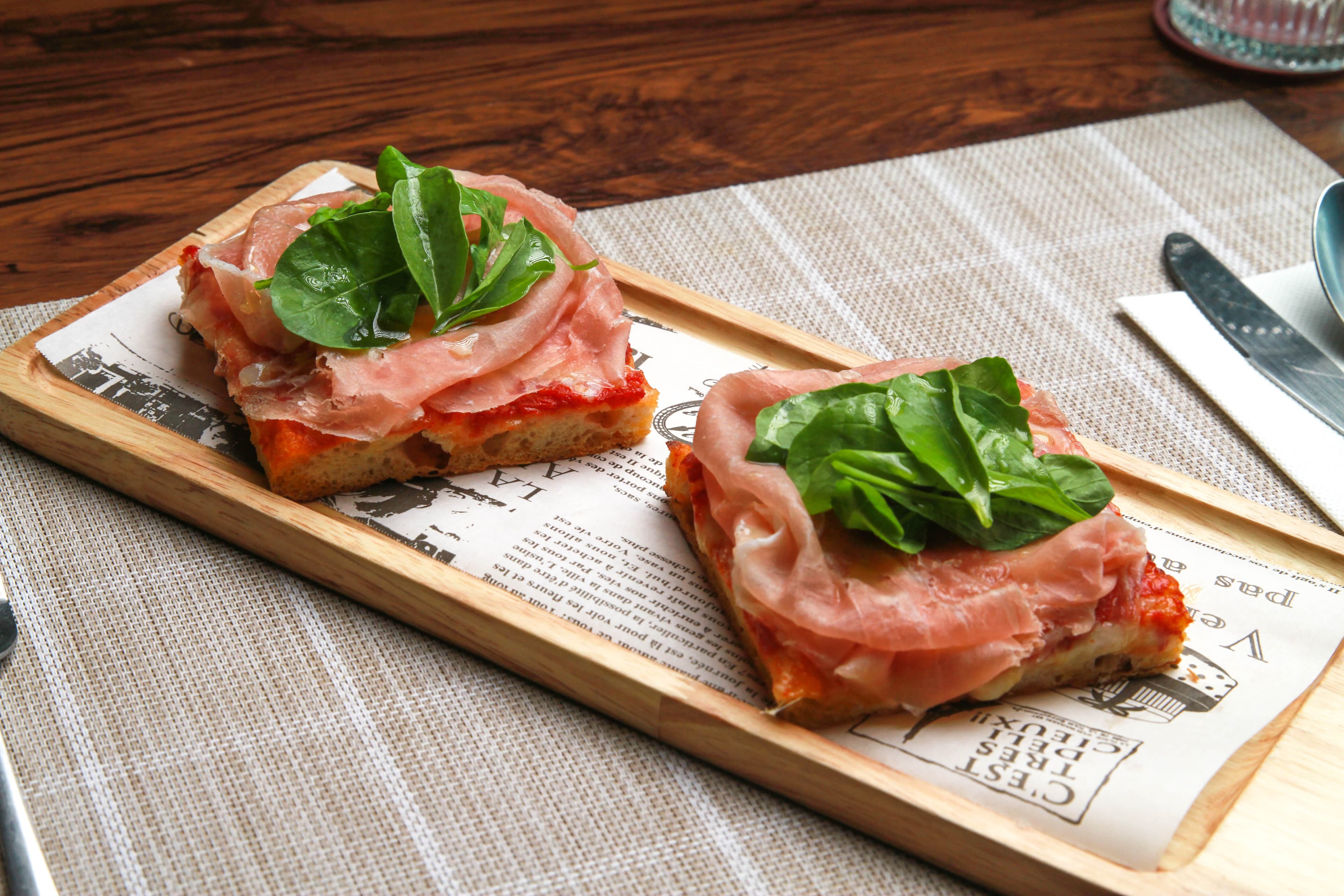 Pizza in Teglia Crudo e Rucola